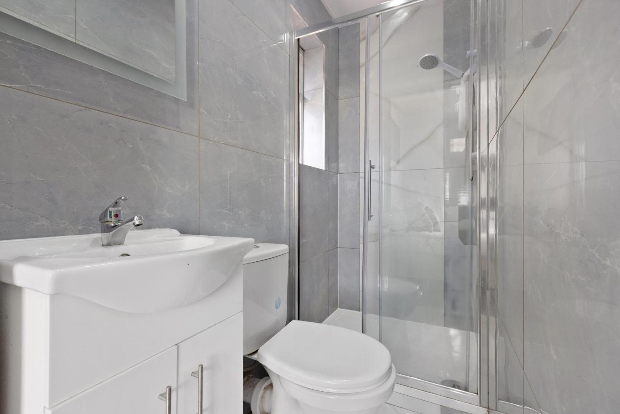 South Harrow Apartment *